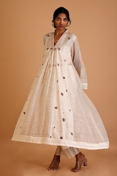 Ivory jute silk short tunic with floral and lace hand embroidery. Comes with an inner. - Aza Fashions White Chikankari Embroidery Dress In Cotton Silk, White Cotton Silk Dress With Chikankari Embroidery, White Chikankari Embroidery Cotton Silk Dress, White Chikankari Cotton Silk Dress, White Cotton Silk Dress With Sheer Dupatta, Spring Chanderi Kurta With Lace Work, White Chanderi Dress For Spring, Spring White Chanderi Dress, Off White Anarkali Dress With Lace Work