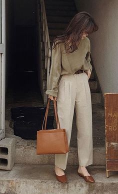 Mint Green And Khaki Outfit, Simple Work Clothes, Hight Waist Outfit, Minimalist Work Outfit Summer, Business Casual 2023 Summer, Timeless Outfit Ideas, Outfit With Linen Shirt, Dresses For Going Out, Light Green Trousers Outfit Women