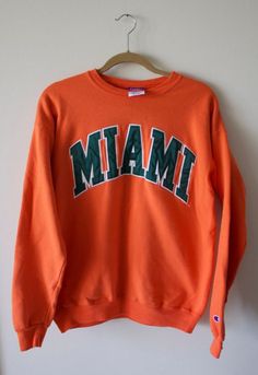 College Outfits Party, College Sweatshirt, University Of Miami, Man Den, Sweatshirt Outfit, Cute Sweatshirts, 로고 디자인