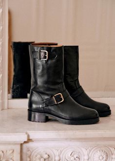 How To Wear Ankle Boots In 2023 - Everything You Need To Know Buckle Boots Outfit, Mid Calf Boots Outfit, Calf Boots Outfit, Moto Boots Outfit, Biker Boots Outfit, Motorcycle Boots Outfit, Best Ankle Boots, Womens Biker Boots, How To Wear Ankle Boots