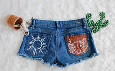 Jean Shorts Painted, College Baddie, Painted Denim Shorts, Cattle Skull, Clothes Embroidery, Painted Shorts, Clothes Embroidery Diy, Western Paintings, Diy Shorts