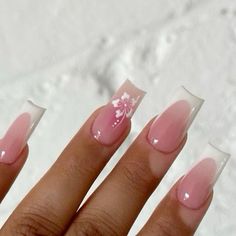 Nail Idea With Flowers, Nails With One Nail Design, Cute Nail Inspo 2024, White Cute Acrylic Nails, Summer Acrylic Designs, Short Pretty Nails Acrylic, Nail Into Summer, White Nails And Pink, Summer Flowers Nails