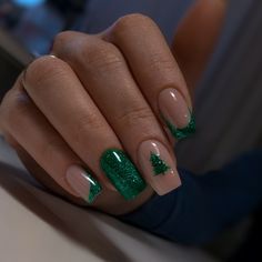 Christmas Nail Green, Green Nails Christmas, Christmas Green Nails, Christmas Nails Green, Green Christmas Nails, Nail Art Noel, Hello Nails, Nails Now, Simple Gel Nails