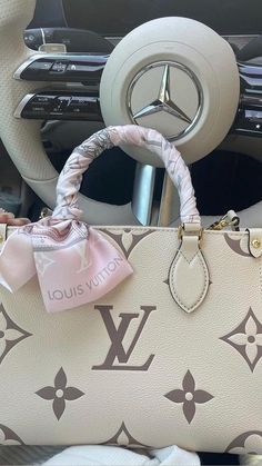 Sac Louis Vuitton, Crochet Items, Givency Antigona Bag, Chanel Deauville Tote Bag