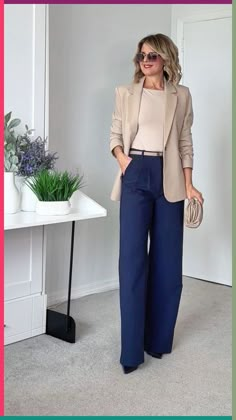 Casual Spring Work Outfits For Women 2024, Structured Outfits For Women, Wide Leg Pants With Blazer, Classy Outfits For Women Casual, Summer Plane Outfit, Italian Woman Style, Business Woman Outfits, Jw Outfits, Italian Office