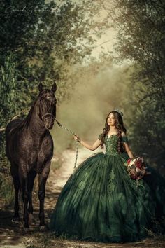 15 Photoshoot Ideas With Horse, Quinceañera Photoshoot Ideas With Horses, Cute Quince Picture Ideas, Xv Pictures With Horse, Quince Horse Pictures, Quinceanera Photoshoot With Horse, Sweet 16 Horse Photoshoot, Enchanted Forest Quinceanera Photoshoot, Enchanted Forest Theme Quinceanera Photoshoot