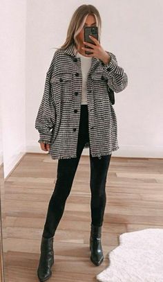 Black And White Autumn Outfits, Austria Fashion Winter, Fall Ny Outfits, Vienna Outfits Fall, Fall Day Date Outfit Casual, January Nashville Outfits, Early Fall Outfits Casual, Short Fall Outfits, Fall Outfit Must Haves