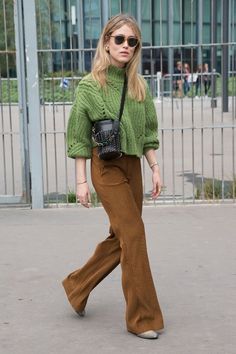 Outfit Marrone, Brown Pants Outfit, Colour Combinations Fashion, Color Combinations For Clothes, Brown Outfit, Brown Pants, 가을 패션, Colourful Outfits, Looks Style