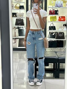 Wearing a white shirt, posing in a mirror, wearing a summer outfit, wearing converse with jeans, wearing a basic outfit, wearing converse Cute Converse Outfit, Cute Fits With Converse, All White Converse Outfit, White All Stars Outfit, Cute Outfits With White Converse, Lowtop Converse Outfit, White Converse Outfit Women, Converse Heels Outfit, Casual Outfits With Converse