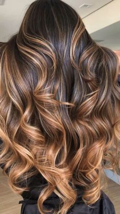 Carmel Balayage Highlight, Hair Styles For 50, Layered Hair Long, Carmel Balayage, Carmel Highlights, Hair Braid Designs, Bangs Long Hair, Eyes Nails, Hair Highlight