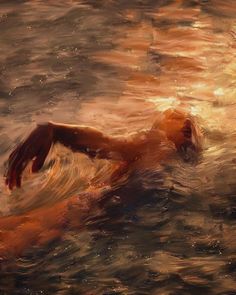 a man swimming in the water with his arm out