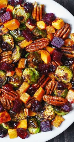 Autumn Salad with Brussels sprouts, Cranberries, Pecans, Beets, and Butternut Squash on a plate. Roasted Vegetable Recipes, Winter Vegetables, God Mat, Roasted Butternut, Diet Keto, Vegetable Salad, Veggie Dishes, Brussels Sprouts, Vegetable Side Dishes