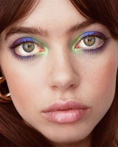 Graphic Liner Deep Set Eyes, Pop Of Color Eye Makeup, Hippie Eye Makeup, 70s Eye Makeup, Hippie Makeup, Maquillage On Fleek, Pastel Makeup