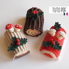 three crocheted christmas mittens are shown on a table with the words tutto pop written above them