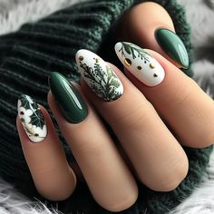 Boho Christmas Nail Art, Mistletoe Nail Design, White Christmas Tree Nail Art, Christmas Wreath Nails, Christmas Tree Nail Art, Mouse Nails