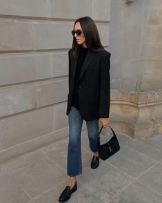 Black Blazer Outfit Jeans, How To Wear A Black Blazer, Black Cashmere Sweater Outfit, Blazer With Sweater, Blazer Jeans Outfit Women, Black Blazer Outfits For Women, Blazer Outfits Women, Cashmere Sweater Outfit, Spy Style