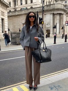 Chic Cold Weather Outfits, Style Chic Parisien, Winter Fashion Trends, Fall And Winter Fashion, Trendy Fall Fashion, Stylish Leather Jacket, Fashion Trend Forecast, Outfits For Fall, Parisian Chic Style