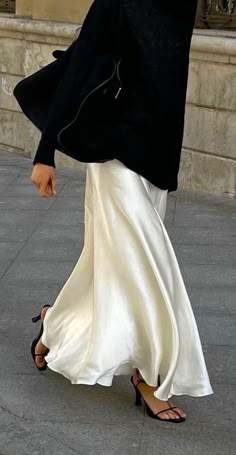 Satin Dress Street Style, White Silk Skirt Outfit, Silk White Skirt, White Satin Skirt Outfit, White Silk Skirt, White Satin Skirt, Silk Skirt Outfit, Silk Slip Skirt, Satin Skirt Outfit