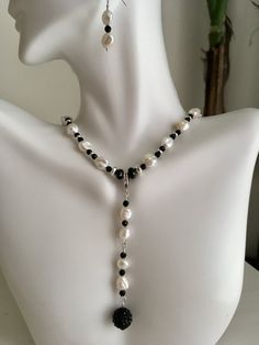 Black And White Jewelry, Diy Pearl Necklace, Homemade Necklaces, Gemstone Jewellery Design, Jewelry Making Earrings, Natural Gemstone Jewelry, Long Beaded Necklace, African Beads, White Jewelry