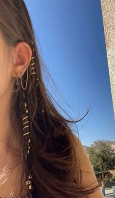 Coachella Hair Accessories, Gold Jewelry Brown Hair, Festival Hair Jewelry, Charms In Hair Aesthetic, Braided Hairstyles Accessories, Gold Beads In Hair, Beachy Hair Accessories, Hoops In Hair, Gold Hair Wrap