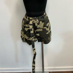 Brand New , Never Been Worn Camo Cargo Shorts With Long Adjustable Belt . These Shorts Are An Essential To Any Closet , Can Easily Be Paired With Anything And Can Be Dress Down Or Up Trendy Camouflage Shorts, Camouflage Cargo Shorts With Built-in Shorts For Summer, Military Style Camouflage Shorts With Side Pockets, Military Style Camouflage Cargo Shorts, Cargo Shorts Women, Camouflage Military Cargo Shorts, Military Camouflage Cotton Shorts, 90s Streetwear, Women Cargos