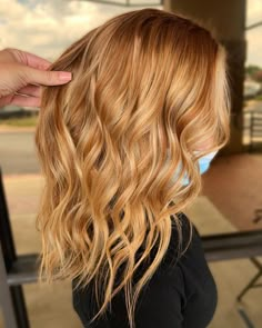 Ginger Hair With Red Roots, Ginger Hair With Ashy Highlights, Copper And Honey Balayage, Honeyed Blonde Hair, Honey Blonde Red Hair, Dirty Blonde With Copper Highlights, From Red To Blonde Hair, Red Head Balayage Natural, Root Smudge Ginger Hair