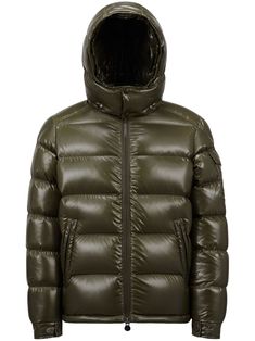 olive green down-feather filling padded design quilted front two-way zip fastening high neck classic hood branded zip puller long sleeves appliqué logo sleeve flap pocket press-stud fastening cuffs front zip fastening pockets full lining straight hem Moncler Maya, Circle Fashion, Short Puffer Jacket, Puffer Jacket Men, Down Puffer Jacket, Office Bag, Balenciaga Triple S, Custom Watch, Short En Jean