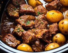 beef and potatoes are cooked in the slow cooker