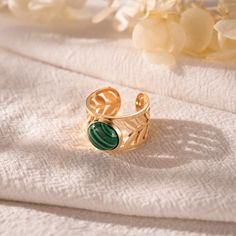 This adjustable malachite gold ring is a stunning piece of jewellery. The ring is made from high quality yellow gold that shimmers with gold, while the malachite gemstone shows off its stunning colours and unique texture. The ring's adjustable design allows it to fit different finger sizes, ensuring a comfortable wearing experience. Whether for everyday wear or for special occasions, this ring is sure to bring out the best in you. Whether as a personal accessory or as a gift for friends and fami Green Gemstone Ring, Bohemian Ring, Bohemian Rings, Gold Filled Ring, Leaf Ring, Plated Ring, Gold Plated Rings, Unisex Jewelry, Green Gemstones