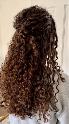 Naturally Curly Wedding Hair, Wedding Hair Curly, Curly Bride, Curly Prom Hair, Hairdos For Curly Hair, Natural Curls Hairstyles, Wedding Hair Inspiration