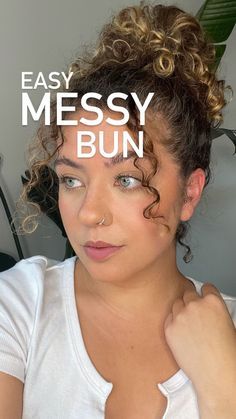 Diy Curly Hair Updo Easy, Easy Updo For Medium Curly Hair, Easy Bun Hairstyles For Curly Hair, Curly Hair High Bun Tutorial, How To Put Curly Hair In A Bun, Easy Curly Messy Bun, Easy Curly Bun Hairstyles, Easy Messy Bun Curly Hair, Easy Bun For Curly Hair