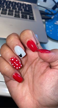 Minnie Mouse Nails Red, Mini Mouse Nails Designs Nailart, Red Nails Acrylic Summer, Red Mickey Nails, Disney Nails Red, Red Disney Nails, Easy Disney Nails, Summer Disney Nails, Pixar Nails