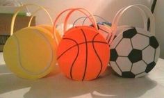 four basketballs and two soccer balls are sitting on the table next to each other