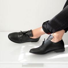 An amazing classic black oxford tie shoe made of high-quality leather with a 2cm heel. It is very soft, light and it has flexible antislippery sole, ideal for long working hours. This oxford shoe will fit all seasons and can be used as a casual or fancy accessory. Please note that all of our items are made to order and will take 1-4 business days to be made. ▶▶ Sizing ◀◀ An easy way to know your correct shoe size: Place your feet on a piece of paper and draw the shape of your feet. Use the drawi Low-top Oxfords For Workwear, Leather Footbed Low-top Oxfords For Office, Leather Oxford Shoes With Textured Sole For Work, Black Oxfords With Stitched Sole For Office, Leather Sole Oxford Shoes For Office, Oxford Leather Shoes With Textured Sole For Work, Low-top Oxfords With Stitched Sole For Workwear, Flat Heel Oxford Lace-up Shoes For Work, Low-top Oxfords For Business In Spring