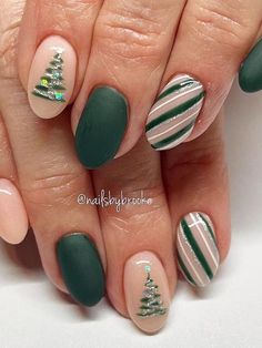 emerald green holiday nails Green Swirl Nails, Tree Nail Art, Swirl Nails, Tree Box, Tree Nails, Her Nails