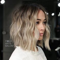 A Line Bob, Cool Short Hairstyles, Penteado Cabelo Curto, Blonde Bobs, Long Bob, Hairstyles Haircuts, Blonde Hair Color, Hair Dos, Balayage Hair