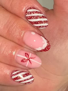 candy cane nails: sparkling stripes Mary Crismas, Christmas Nails Ideas Holiday, Christmas Gel Nail Ideas, Christmas Nails For Kids, Candy Nails Designs, Nails Xmas, Xmas Nail Designs, Teen Nails, Candy Cane Nails