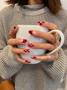 Fall To Christmas Nails, Neutral Checkered Nails, Nails With Cool Designs, Transitional Fall Nails, Chic Halloween Nails, Nail Designs With Red, Cool Red Nails, Edgy Fall Nails, Simple Red Nail Designs