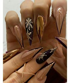 Christmas Nails Acrylic Gold, Long Almond Nails Winter, Holiday Stiletto Nails Christmas, New Years Coffin Nail Designs, New Years Nail Designs 2023, Holiday Stiletto Nails, Gold Stilletos Nails, New Years Gel Nails Ideas, Black Holiday Nails Christmas