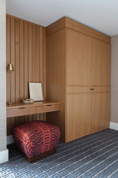 a bedroom with a bed, desk and closets in the wall next to it