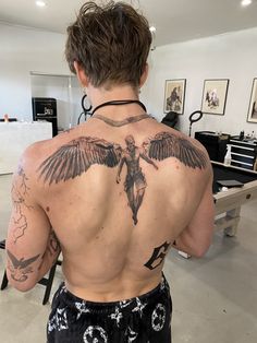 Vinnie Hacker angel tattoo Simple Back Piece Tattoo, Back Tatooed Boy, Men W Tattoos, Vinnie Hacker Back Tattoo, Hot Back Tattoos, Back Tattoos For Men, Tato Flash, Torso Tattoos, Tattoo Inspiration Men