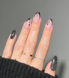 35+ Sparkling New Year's Eve Nails That'll Glam You Up New Years Nail Art, Chic Nail Art, December Nails, Long Nail Designs, Gel Nail Polish Set, Black Nail