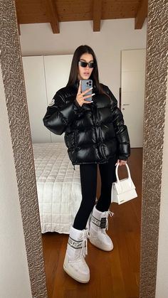 Moncler Down Jacket, Moon Boot Aesthetic, Inuikii Boots Outfit, Outfit Neve, Moncler Outfit, Moncler Aesthetic