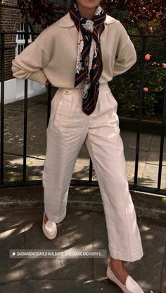 Flood Pants Outfits, Tailored Linen Pants Outfit, Tan Turtleneck Outfits, Italian Spring Fashion, Italian Fall Outfits, Buisness Attire, Modern Preppy Style, Feminine Street Style, Chique Outfit