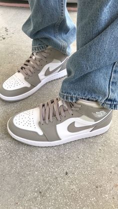 Trendy Shoes Sneakers, Dr Shoes, Nike Shoes Girls, Nike Fashion Shoes, Preppy Shoes, Jordan Shoes Girls, Jordan Shoes Retro, All Nike Shoes, Cute Nike Shoes