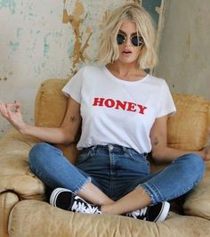 90s look. White simple tee with print, blue jeans and black vans old school sneakers. Fall simple outfit inspiration. Look Grunge, Modieuze Outfits, Mode Inspo, Looks Style, Mode Inspiration, Mode Style, Festival Outfit, Mode Outfits