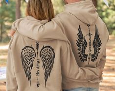 Ssst Ich liebe ihn auch niedlicher Dinosaurier-Paar Hoodie - Etsy Schweiz Streetwear Fashion Couple, Bf Stuff, Couple Jacket, Crocs Fashion