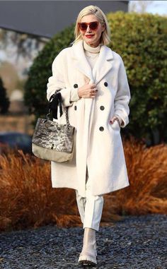 Petra Dieners, Senior Fashion, Fur Coat Fashion, Family Look, Fall Wardrobe Essentials, Aging Gracefully, Tres Chic