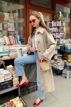 Casual Parisian Outfits, Teacher Appropriate Outfits, Parisian Style Outfit, Straw Bucket Bag, Parisian Outfits, Africa Trip, American Dress, Parisian Chic Style, Trench Coat Outfit