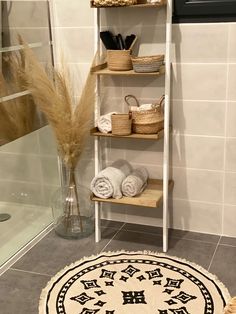 Salle de bain deco bohème Beautiful Bathroom Decor, Toilet Room Decor, Bathroom Counter Decor, Tiny House Loft, Apartment Makeover, Small Room Decor, Deco Boheme